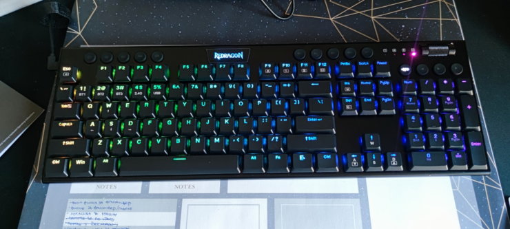 Разноцветная подсветка — отличительная особенность игровых аксессуаров. Фото.