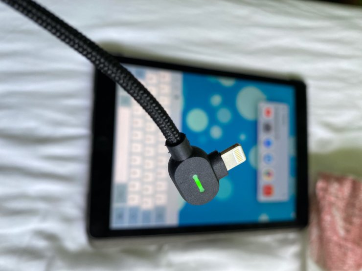 Угловой Lightning позволит с комфортом пользоваться Айфоном. Фото.