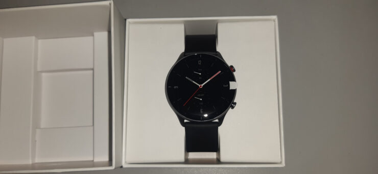 Amazfit GTR 2e имеют круглую форму и поэтому максимально близки к классическим часам. Фото.