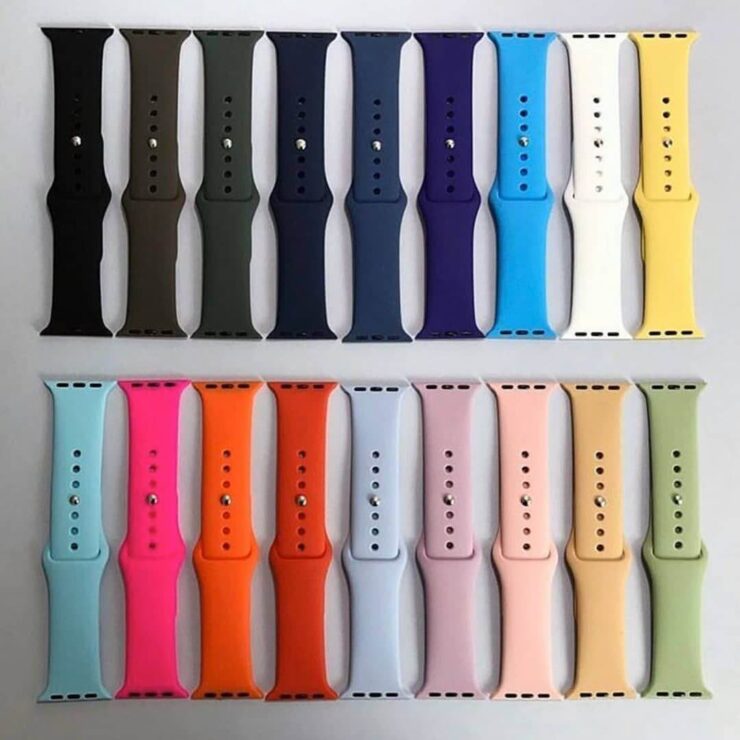 На темных силиконовых браслетах загрязнений практически не видно. Фото.