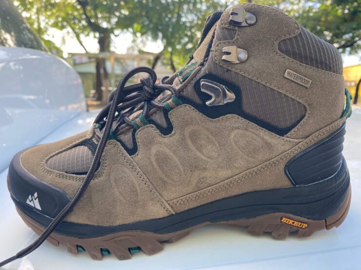 Недорогие треккинговые ботинки. Эти ботинки точно не скользят. Недорогие треккинговые ботинки. Эти ботинки точно не скользят. Фото.