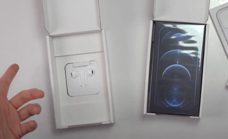 Вот в такой коробочке с французскими Айфонами идут EarPods. Фото.
