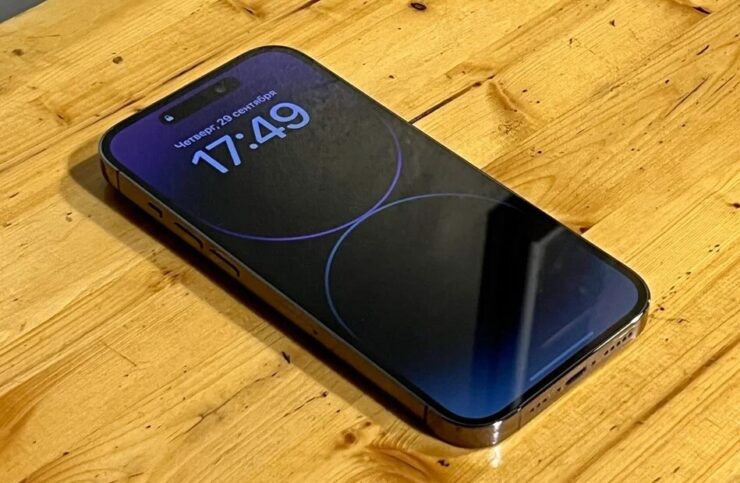 iPhone 14 Plus или iPhone 14 Pro Max. С этого ракурса разглядеть, что это iPhone 14 Pro Max, не так-то просто. Фото.