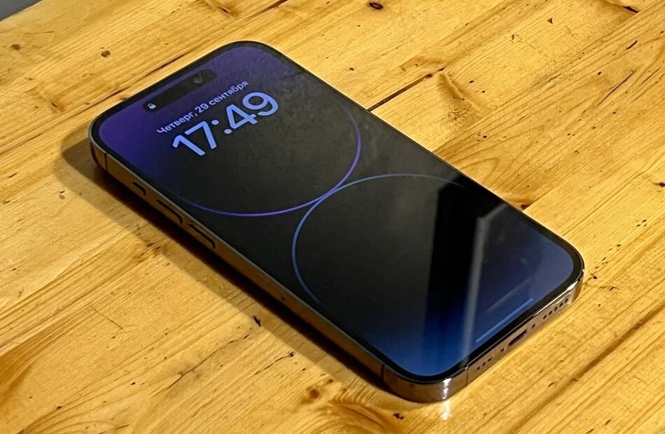 С этого ракурса разглядеть, что это iPhone 14 Pro Max, не так-то просто. Фото.