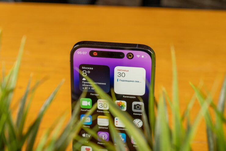 iPhone 14 Pro — вырез. Нужны ли все эти плюшки на экране смартфона? Вопрос риторический. Фото.