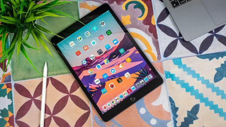 Какой Айпад купить в 2022. iPad 9 — это нестареющая классика. Фото.