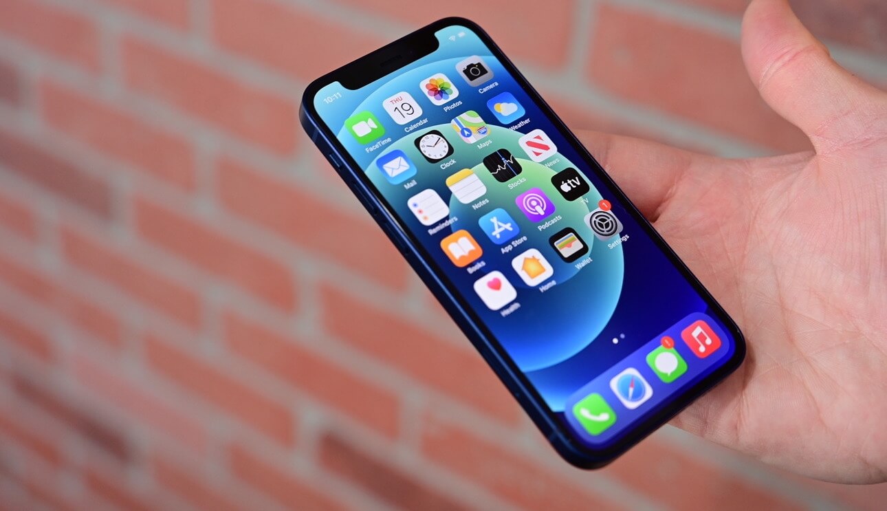 iPhone 12 всё ещё неплох, но если вы ищете альтернативу, берите сразу iPhone 14 Plus. Фото.