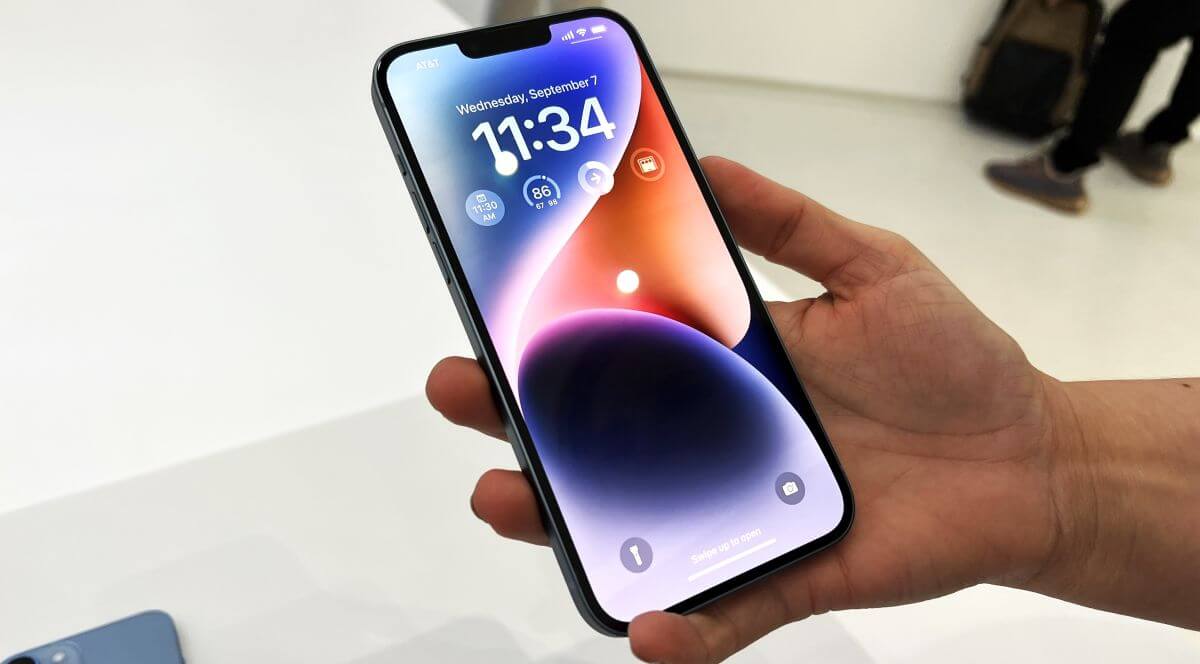 Уже в ноябре iPhone 14 Plus явно будет стоить плюс-минус 70к рублей. Фото.