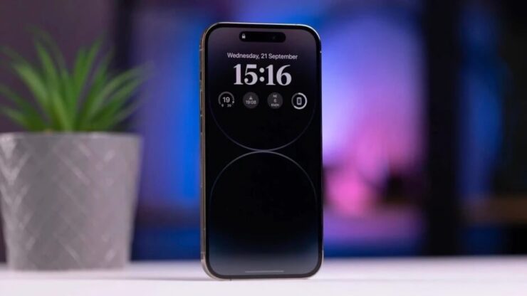 Реализация AOD от Apple непривычна для пользователей Андроид-смартфонов. Фото.
