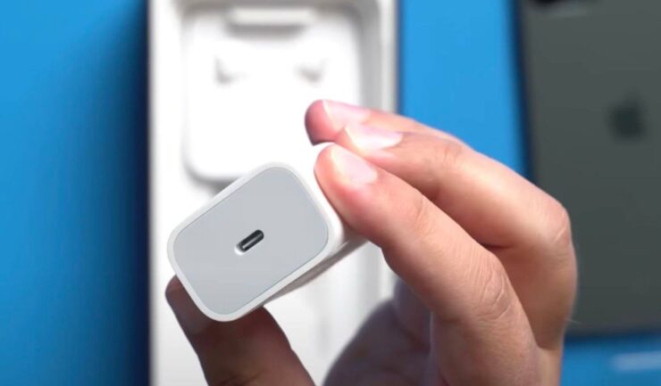 В Бразилии запрещено продавать Айфоны без зарядки. Фото.