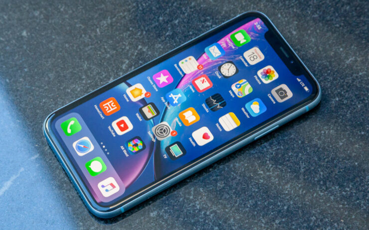 iOS 16 на iPhone XR. После OLED экрану iPhone XR немного не хватает контрастности. Фото.