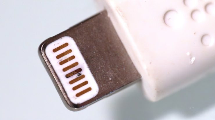 Надежный USB-кабель. Чаще всего проблемы возникают с 5-м контактом. Фото