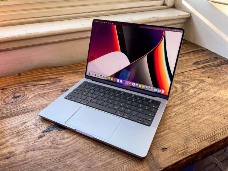 Когда-нибудь челка исчезнет из MacBook Pro. Вопрос только — когда. Фото.
