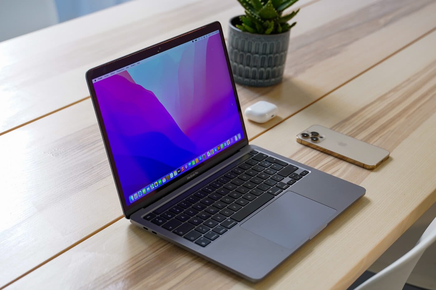 MacBook Pro 13 M2 имеет классический дизайн и подойдет тем, кто ценит Макбуки именно за него. Фото.
