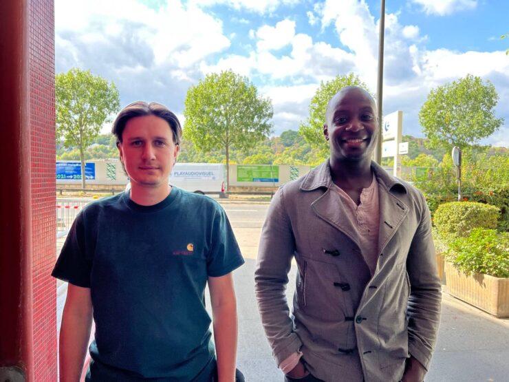 При съемке на iPhone 13 Pro Max в тех же условиях заметны проблемы с контрастностью, из-за чего лицо человека слева выглядит красноватым. Фото.