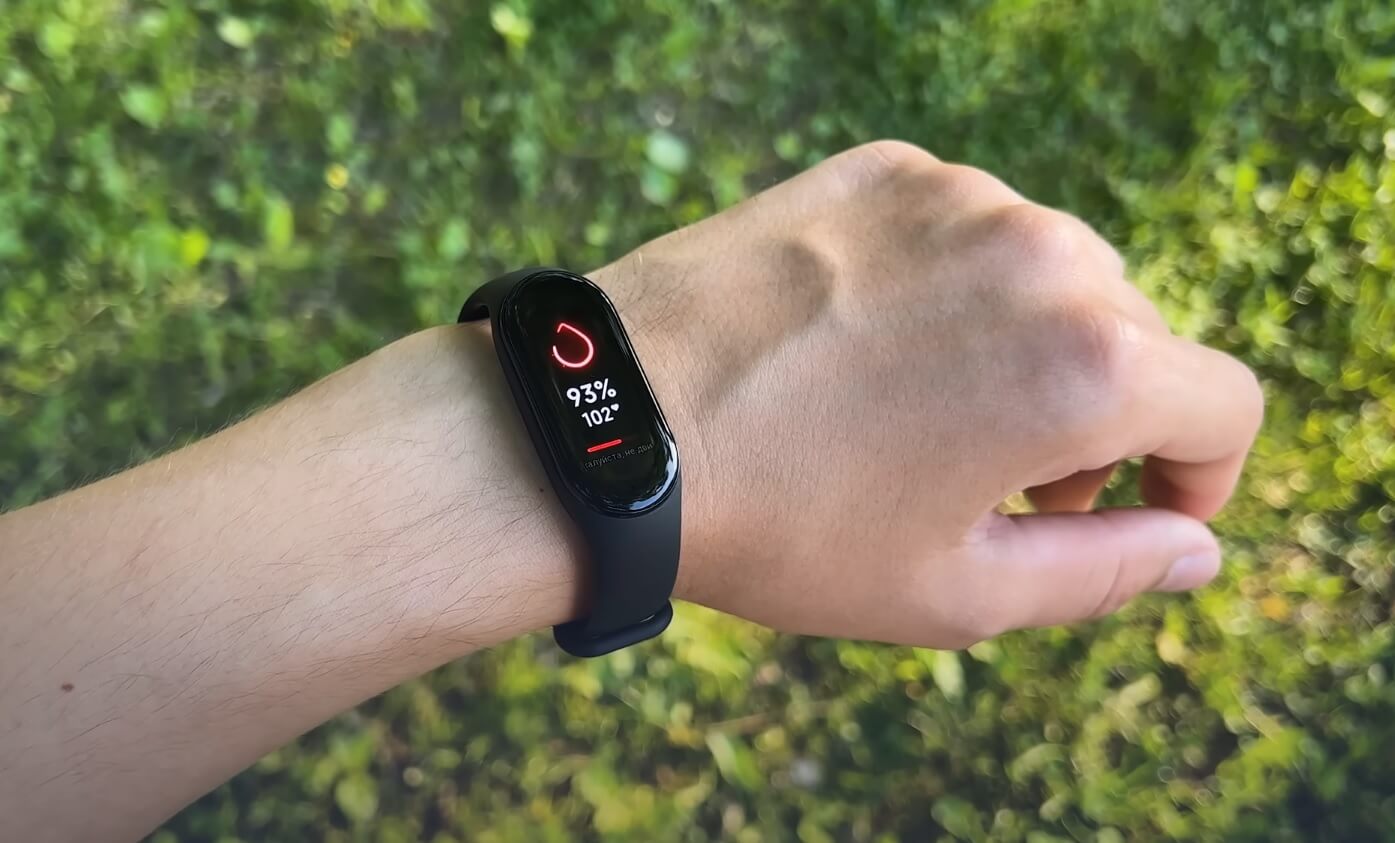 Mi Band 7 практически невесом и отлично сидит даже на тонком запястье. Фото.