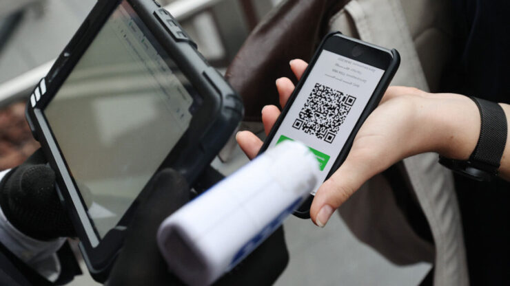 Бесконтактная оплата на iPhone. По задумке разработчиков Мира QR будет сканировать не пользователь, а кассир. Фото.