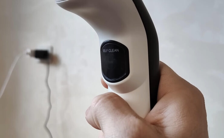 Универсальный пылесос. Для самоочистки пылесос нужно вернуть на базу и нажать кнопку «Self Clean». Универсальный пылесос. Для самоочистки пылесос нужно вернуть на базу и нажать кнопку «Self Clean». Фото.