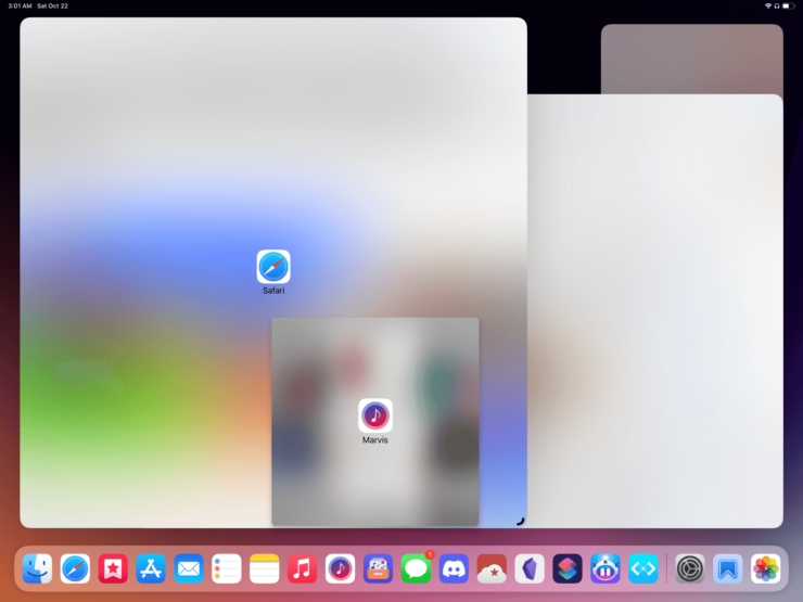 Stage Manager — iPad. При добавлении приложения из Дока все содержимое окон размывается. Фото.