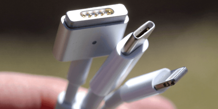 USB-C в Айфоне. Вот такой набор проводов придется возить с собой, если у вас Макбук с MagSafe, iPad с USB-C и iPhone. В будущем как минимум от одного провода можно будет отказаться. Фото.