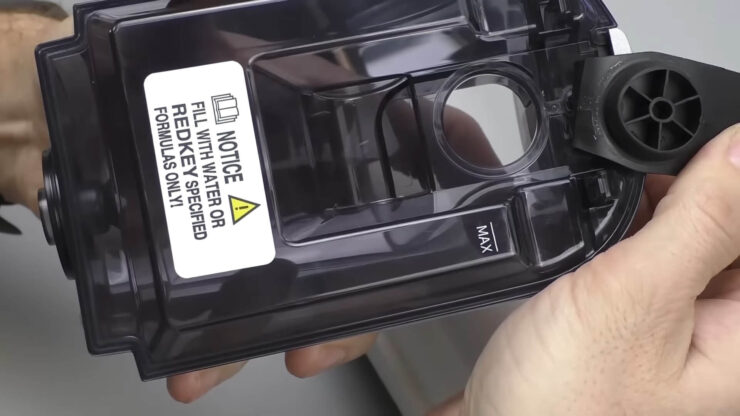 Ручной пылесос для дома. Залейте воду в верхний бак. Ручной пылесос для дома. Залейте воду в верхний бак. Фото.