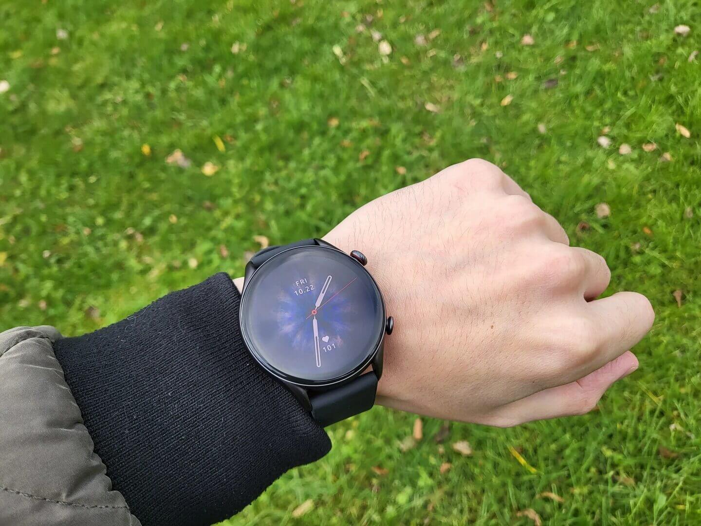 Ну а силиконовые ремешок подойдет к любому стилю одежды. Фото.