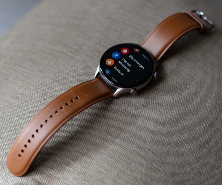 Amazfit GTR 3 Pro с кожаным ремешком хорошо подойдут к деловому костюму. Фото.