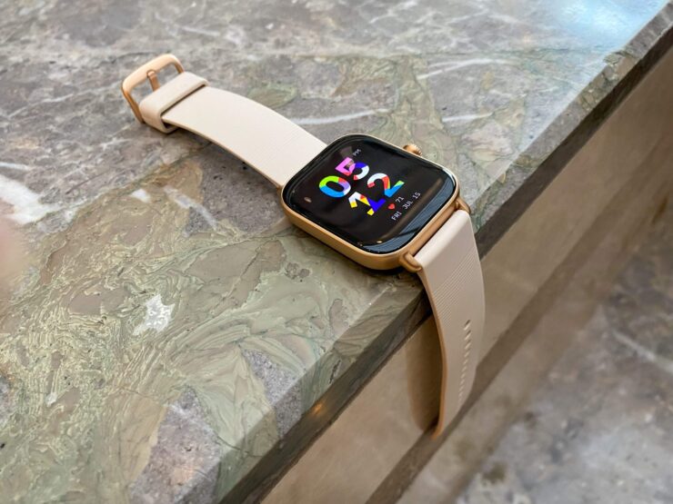 Amazfit GTS 3 отдаленно напоминают Apple Watch. Фото.