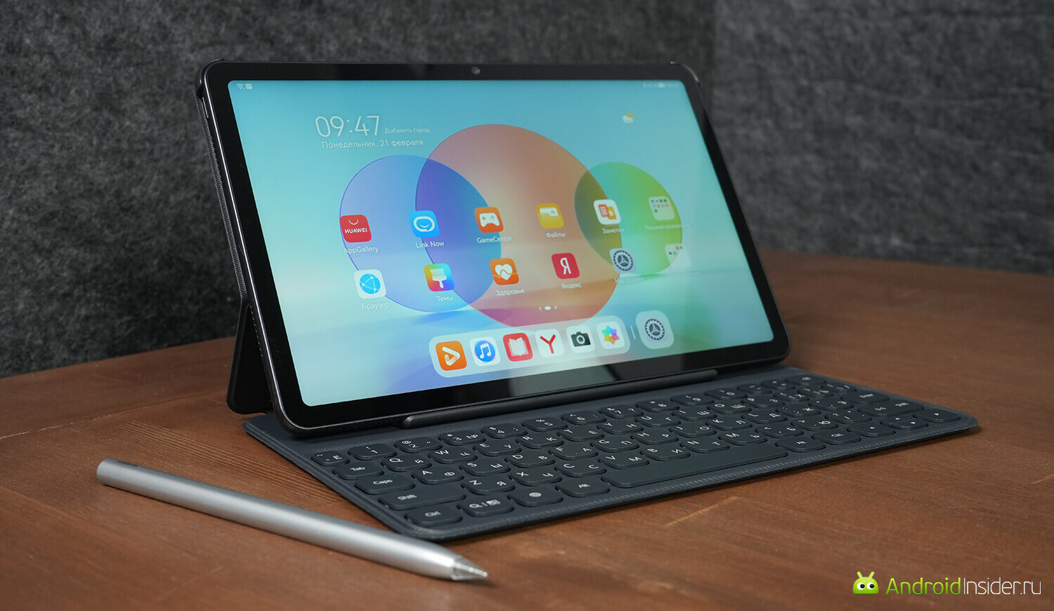 Функционально этот планшет почти не уступает топовым iPad. Фото.