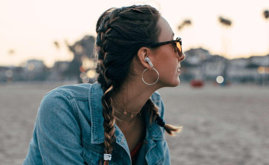 Недорогие TWS-наушники. Не факт, что это не фейк, учитывая цену. Но за 1500-то рублей можно купить даже подделку. Фото.