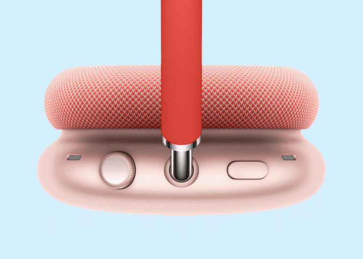 Для сброса AirPods Max придется задействовать обе кнопки на корпусе. Фото.