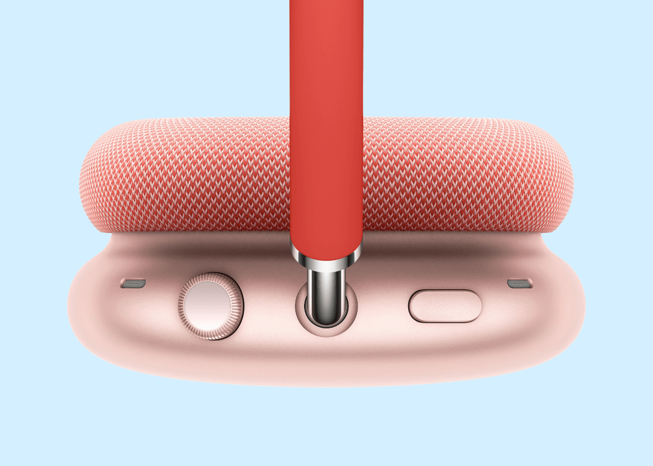 Для сброса AirPods Max придется задействовать обе кнопки на корпусе. Фото.