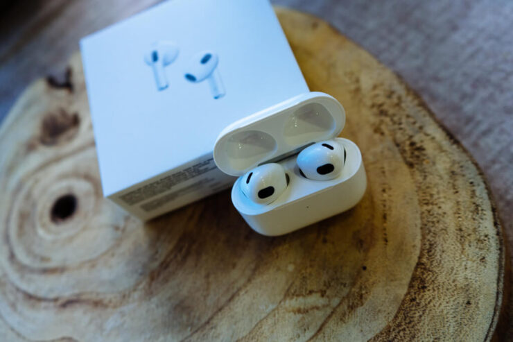 Стандартные версии AirPods реже всего подвергаются каким-то софтовым проблемам. Фото.