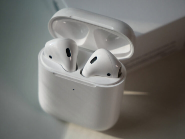 Проблемы со звуком в AirPods периодически случаются, но чаще всего связаны с их чистотой. Фото.
