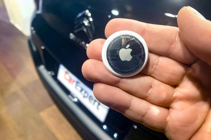 Как отследить машину. Просто положите AirTag в бардачок, и он всегда поможет найти машину на парковке. Как отследить машину. Просто положите AirTag в бардачок, и он всегда поможет найти машину на парковке. Фото.