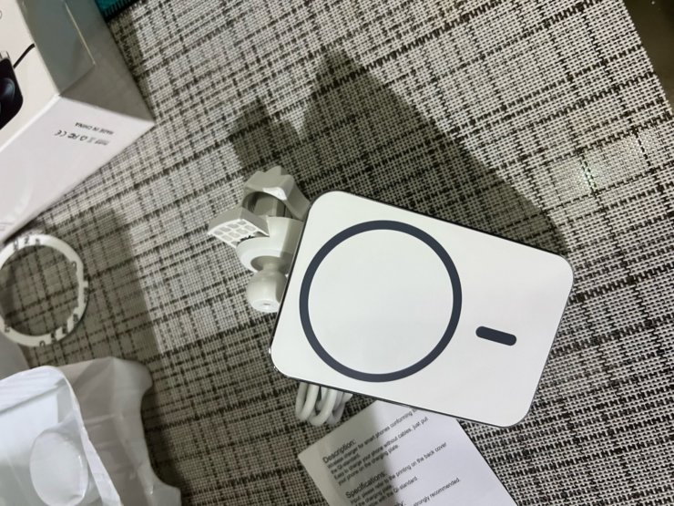 Автомобильная зарядка для смартфона. Радует, что не надо приклеивать к Айфону никаких пластин. Автомобильная зарядка для смартфона. Радует, что не надо приклеивать к Айфону никаких пластин. Фото.