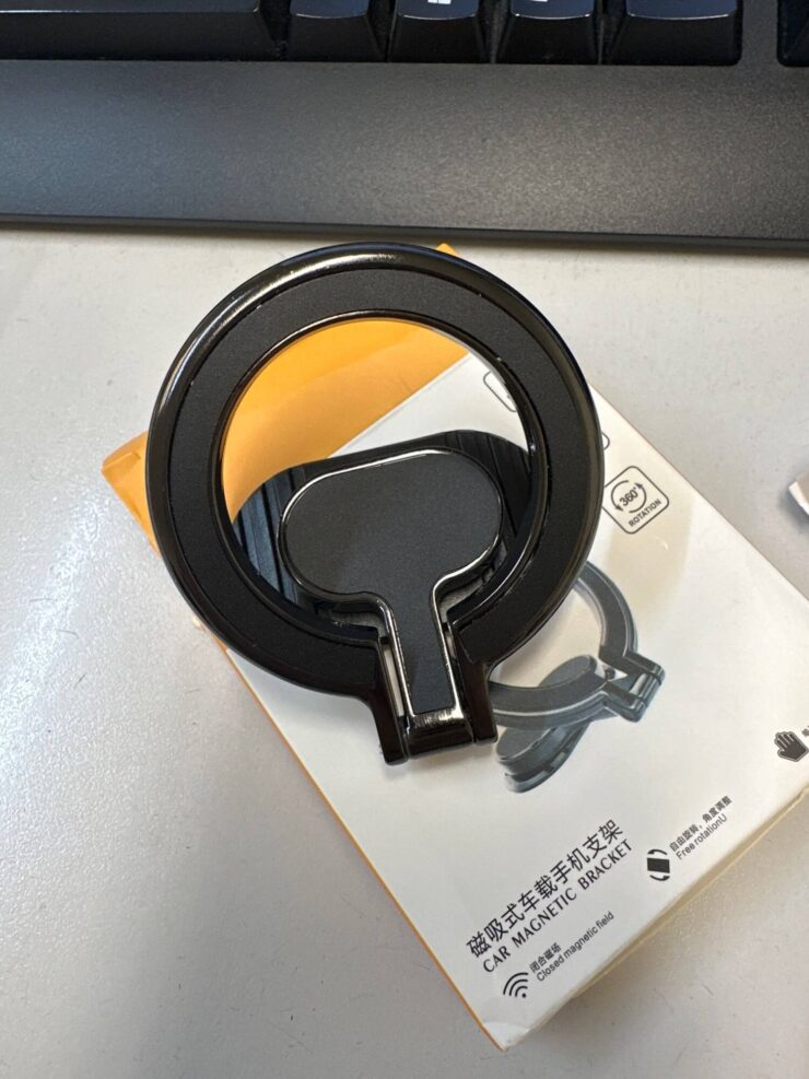 Автомобильный держатель для смартфона. Сам держатель клеится на приборную панель и не занимает много места. Автомобильный держатель для смартфона. Сам держатель клеится на приборную панель и не занимает много места. Фото.