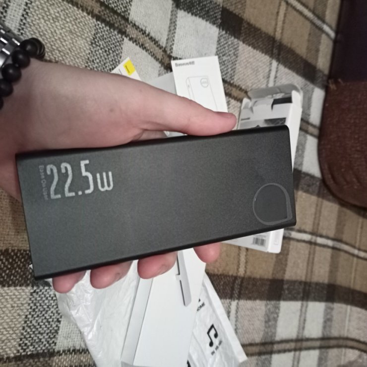 Внешний аккумулятор 10 000 мАч. Этот внешний аккумулятор поддерживает быструю зарядку до 22,5 Вт. Фото.