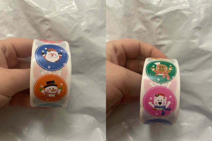 В одной ленте большое количество разных наклеек. Фото.