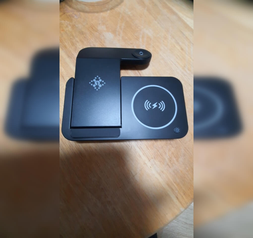 Зарядка достаточно компактная, но при этом удобная. Фото.