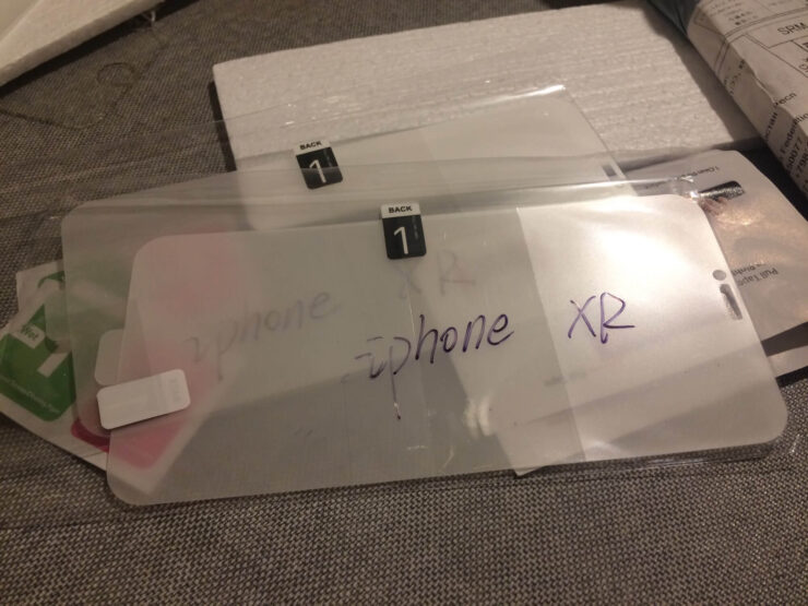 Защитные стекла никогда не будут лишними. Фото.