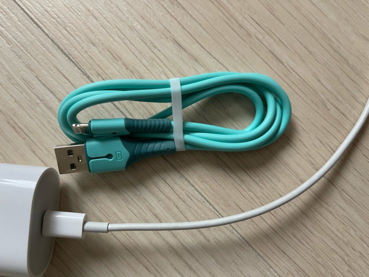 Посмотрите, насколько кабель толще оригинального. Благодаря этому он прослужит значительно дольше. Фото.