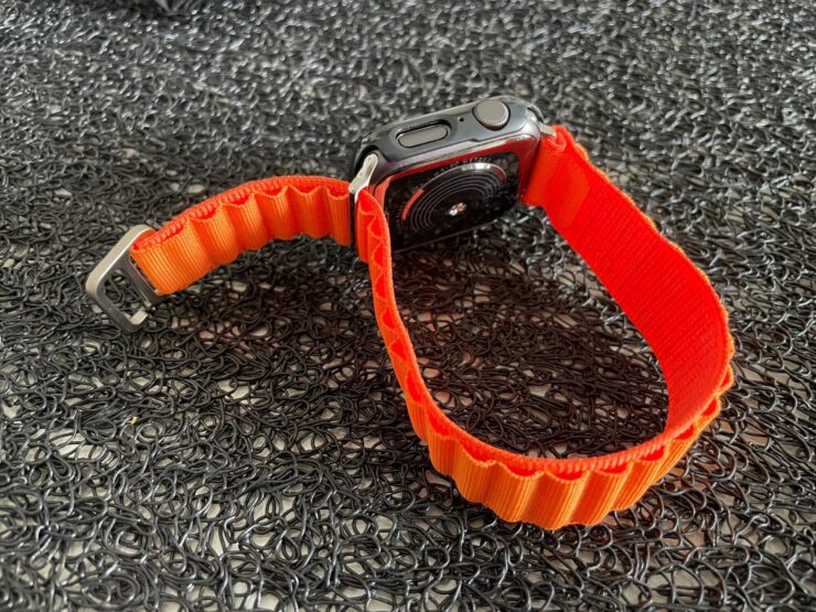 Если еще и надеть чехол на обычные Apple Watch, то внешне получится почти Ultra. Фото.