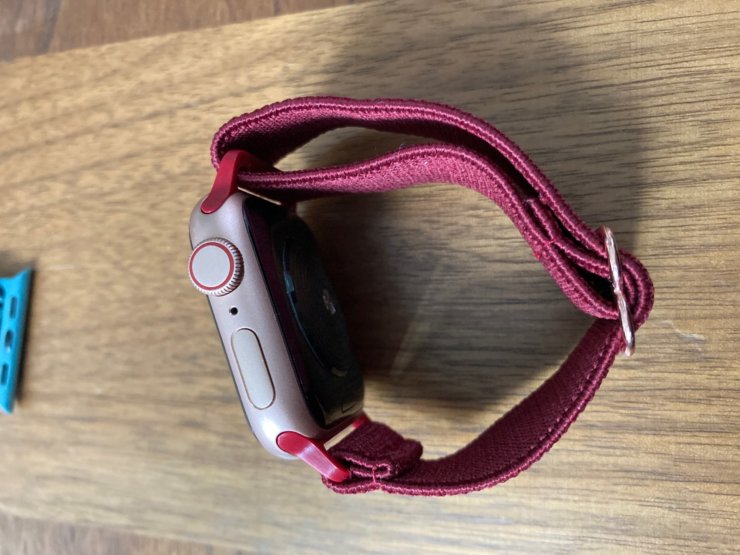 Единственный минус этого ремешка — неудобно заряжать часы. Фото.