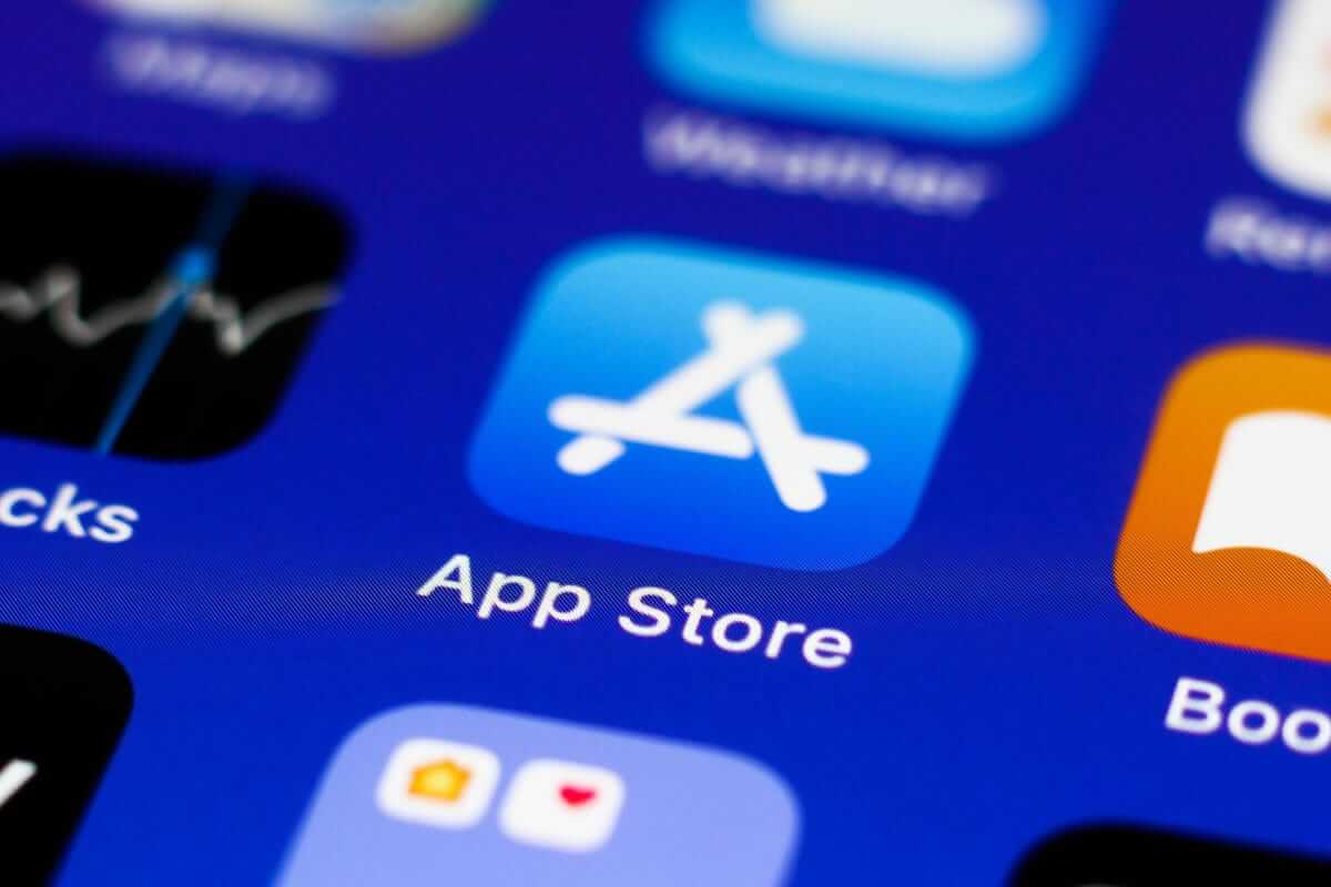 Правила App Store требуют, чтобы разработчики моделировали хейт-спич и другой ненавистнический контент. Фото.