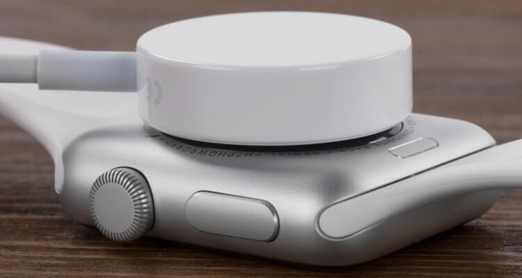 Зарядка для Apple Watch. Зарядная шайбочка практически не изменилась со времен выхода самых первых Apple Watch. Фото.