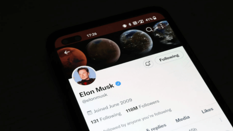 Smartphone Elon Musk.  Elon Musk fears for the fate of Twitter and has threatened to hand over his phone if the social networking app is removed from the App Store and Google Play.  A photo.
