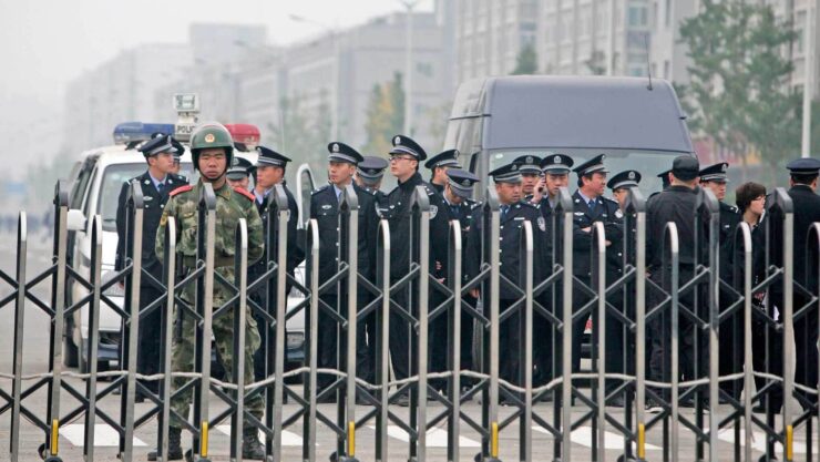 Дефицит iPhone — доставка. Полицейским пришлось разгонять бунты рабочих силой. Фото.