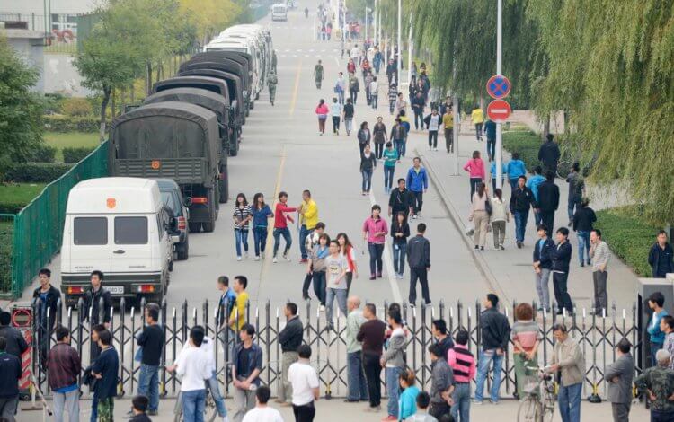 Где производится iPhone. Рабочие китайского завода Foxconn в Чжэнчжоу спешат покинуть его. Фото.