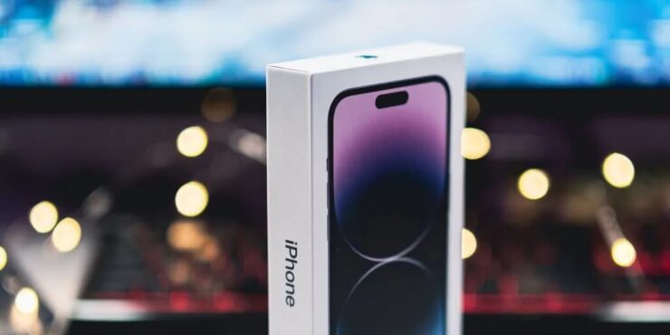 Производство iPhone. Если планируете купить iPhone 14 Pro или iPhone 14 Pro Max в Новому году, то самое время сделать это сейчас. Фото.